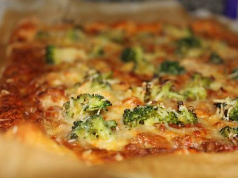 Pizza mit Hackfleisch und Brokkoli