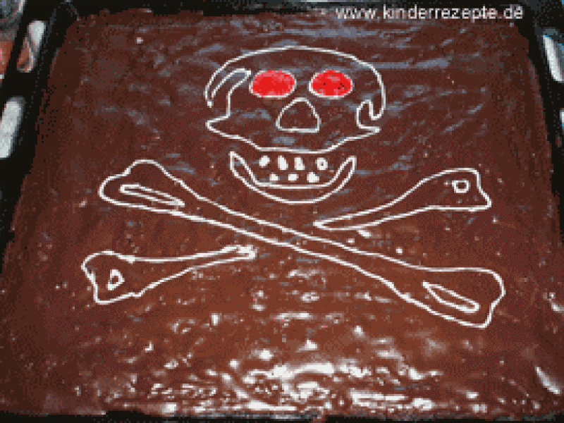 Piratenkuchen mit Zuckerguss-Totenkopf