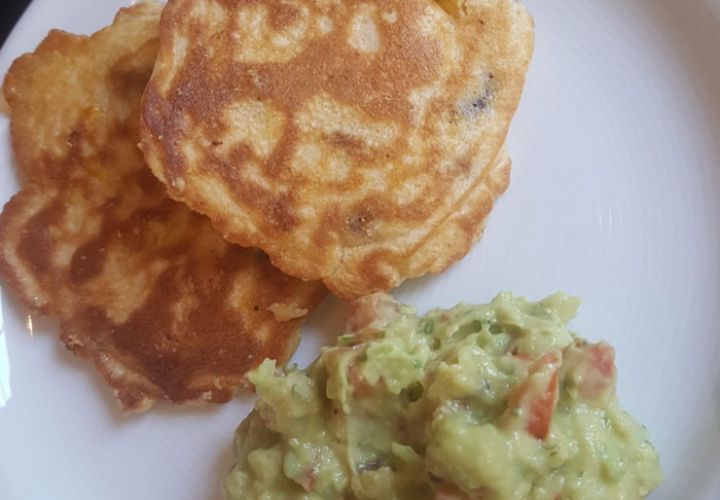 Polenta-Bohnen-Küchlein mit Avocadosalsa