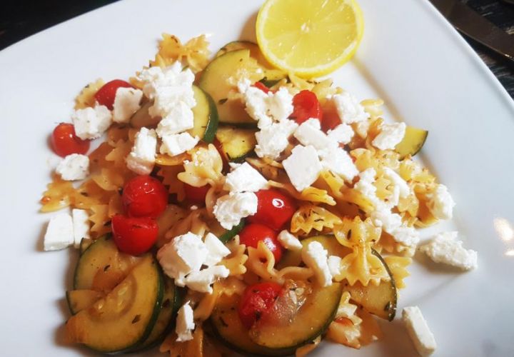 Griechisches Nudelrezept mit Zucchini