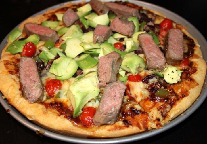 Steak Pizza mit Avocado