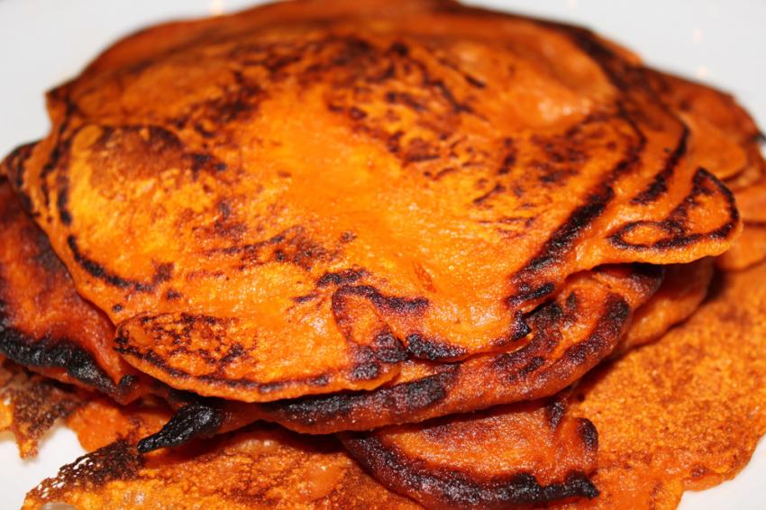 Tomatenpfannkuchen mit Basilikum