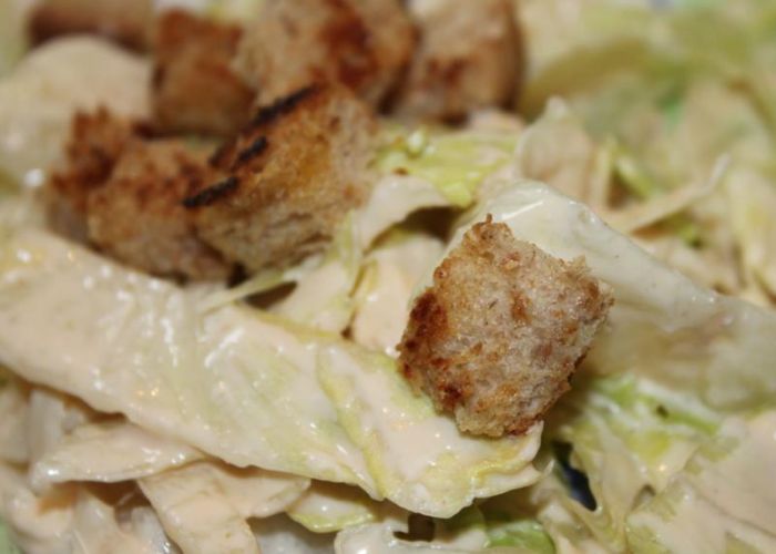 Eisbergsalat mit Croutons