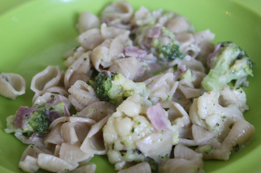 Pasta mit Blumenkohl und Schinken