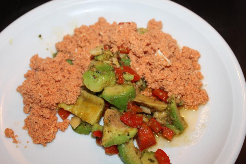 Tomatenrührei mit Avocado