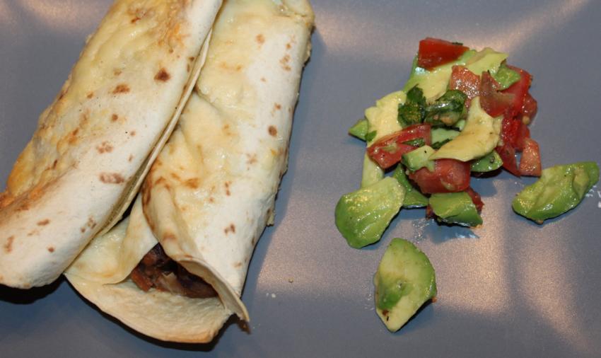 Quesadillas mit Bohnenmus und Avocadosalsa