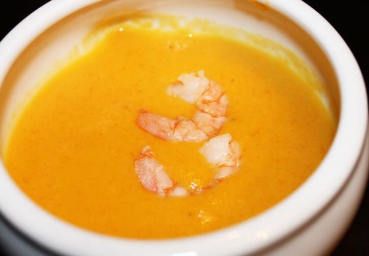 Möhren-Süsskartoffel-Orangensuppe mit Scampi