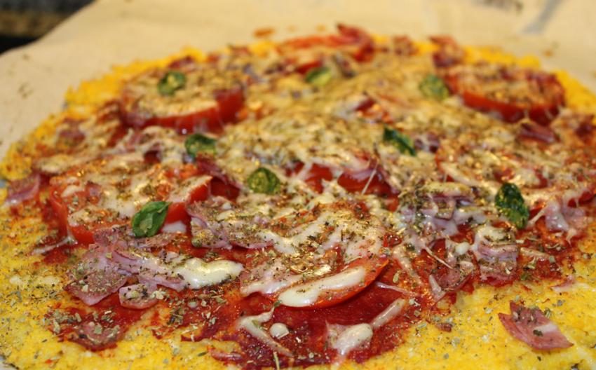 Maispizza mit Tomaten