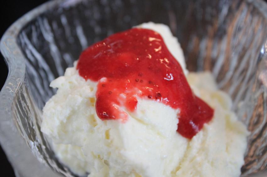 Weisse Schokoladenmousse mit Erdbeerpüree