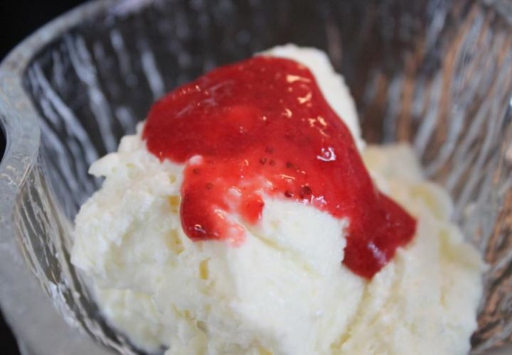 Weisse Schokoladenmousse mit Erdbeerpüree