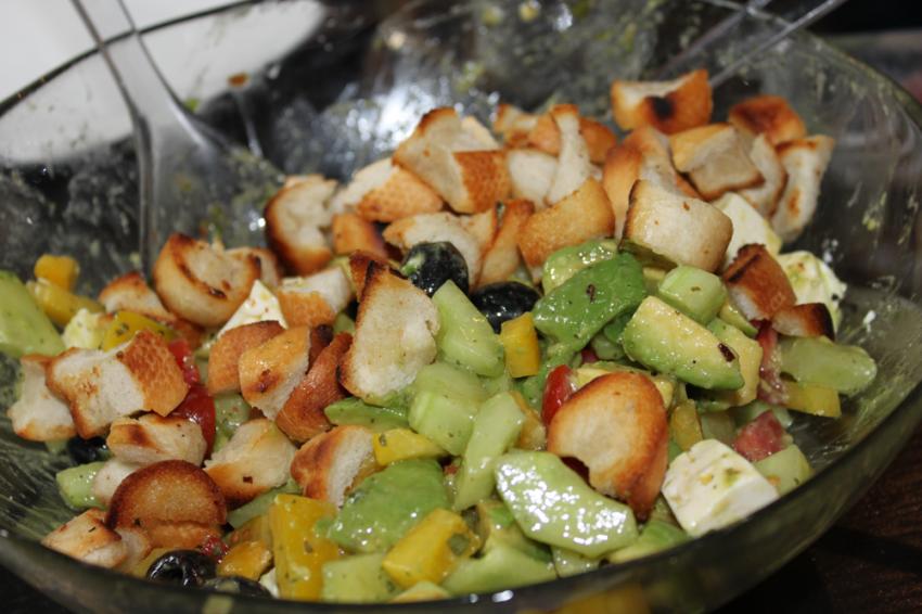 Griechischer Sommersalat mit Croutons