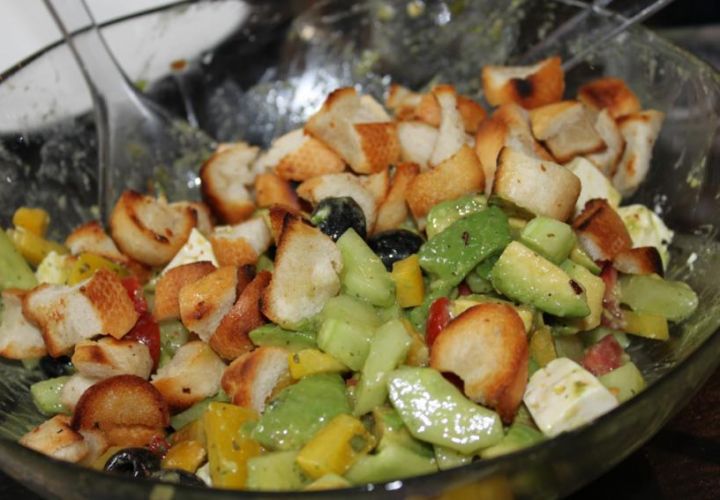 Griechischer Sommersalat mit Croutons