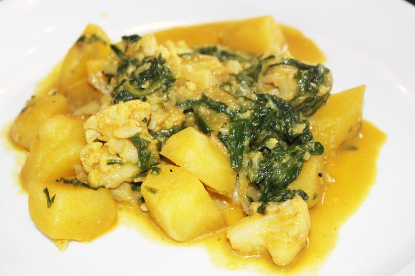 Blumenkohlcurry mit Spinat und Kartoffeln