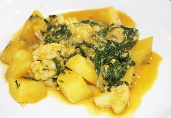 Blumenkohlcurry mit Spinat und Kartoffeln