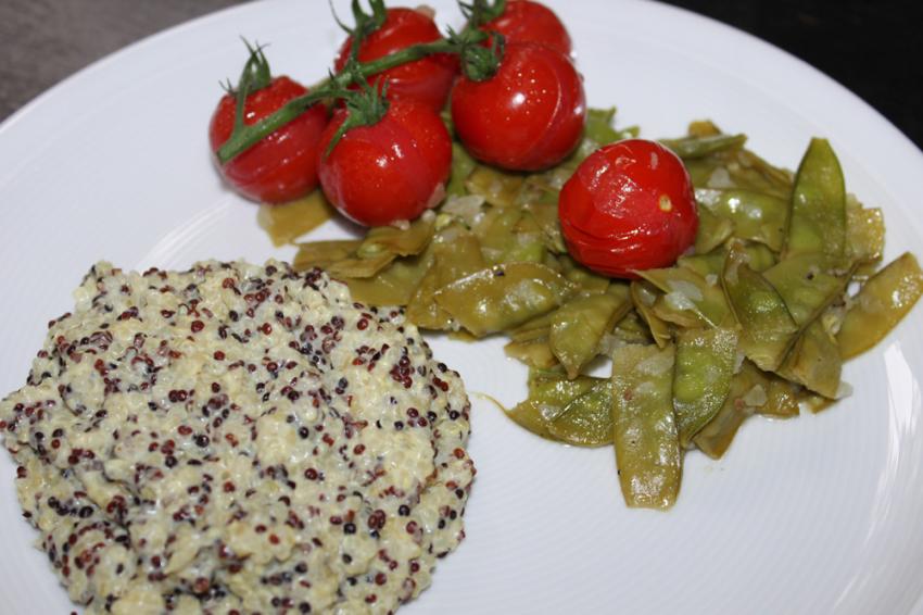 Quinoa mit Zuckerschoten und Tomaten