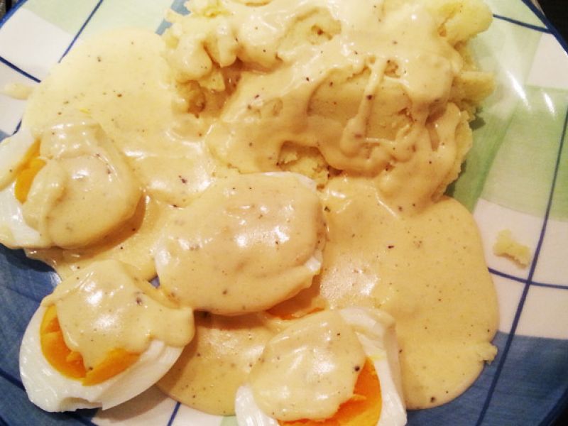 Eier mit Senfsauce und Kartoffelpüree