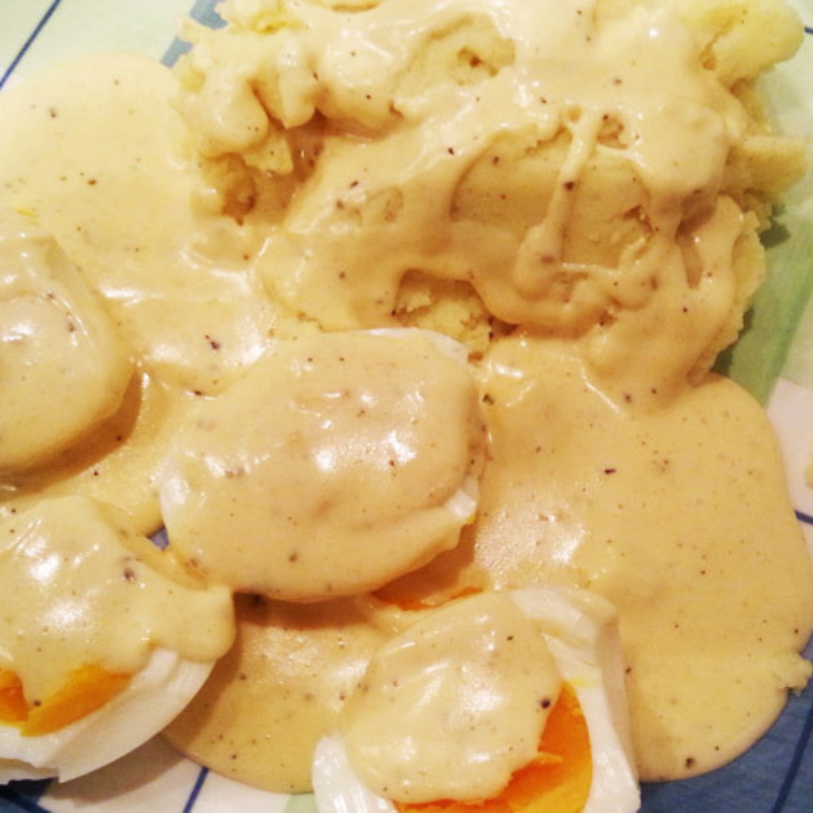 Eier mit Senfsauce und Kartoffelpüree