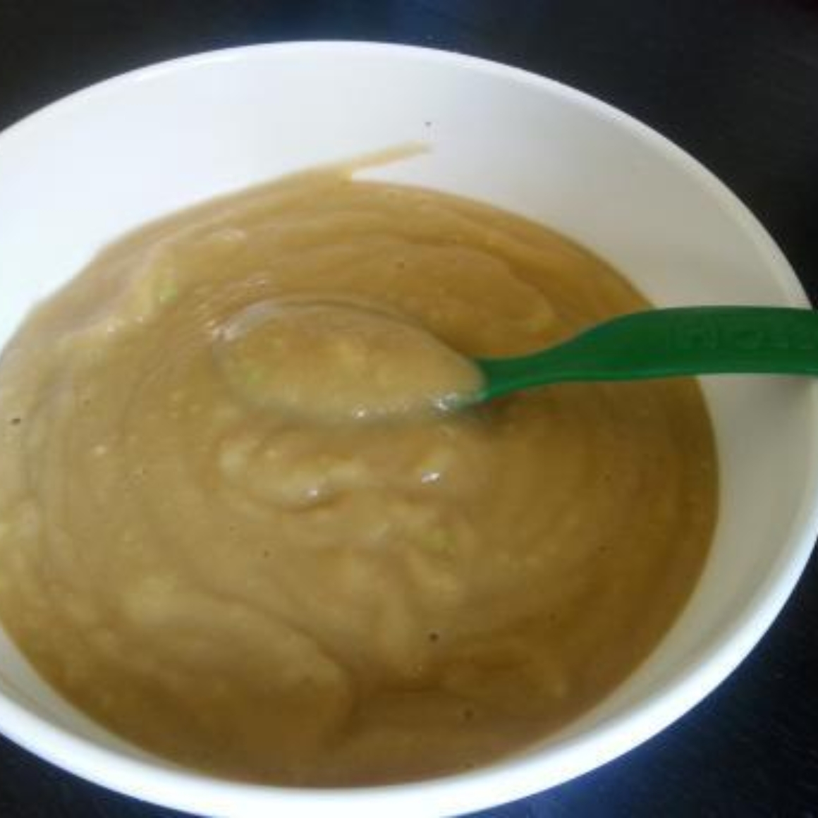 Avocadobrei mit Kartoffeln und Tomatengeschmack