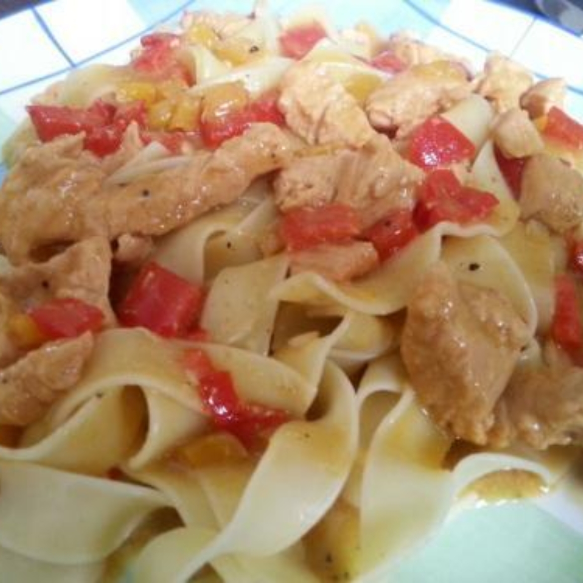 Breite Nudeln mit Paprika-Putensauce