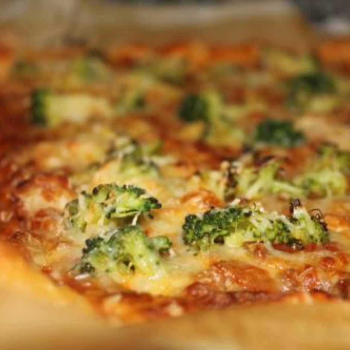 Pizza mit Hackfleisch und Brokkoli