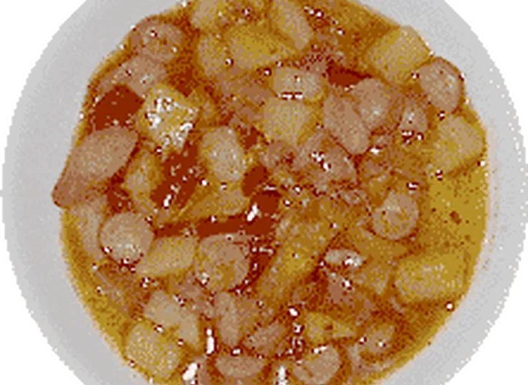 Kartoffelgulasch mit Würstchen