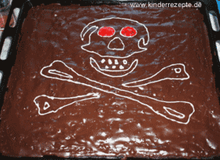 Piratenkuchen mit Zuckerguss-Totenkopf