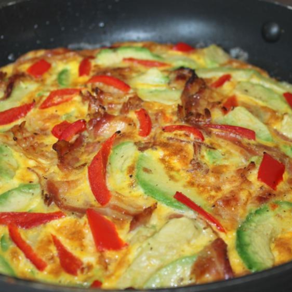 Avocadofrittata mit Bacon und Paprika
