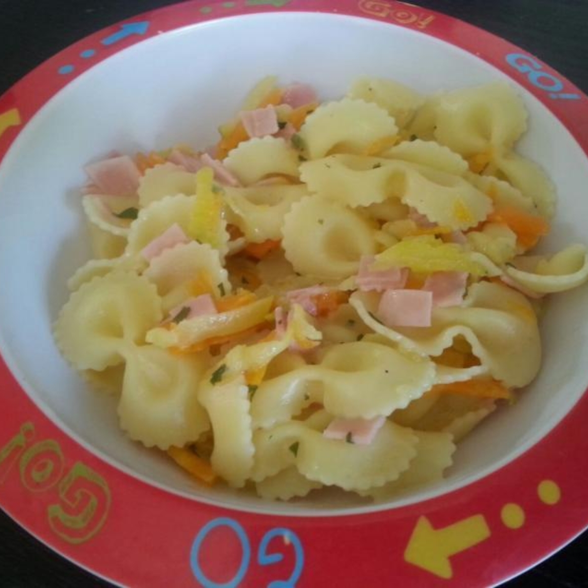 Nudeln mit Gemüse und Schinken