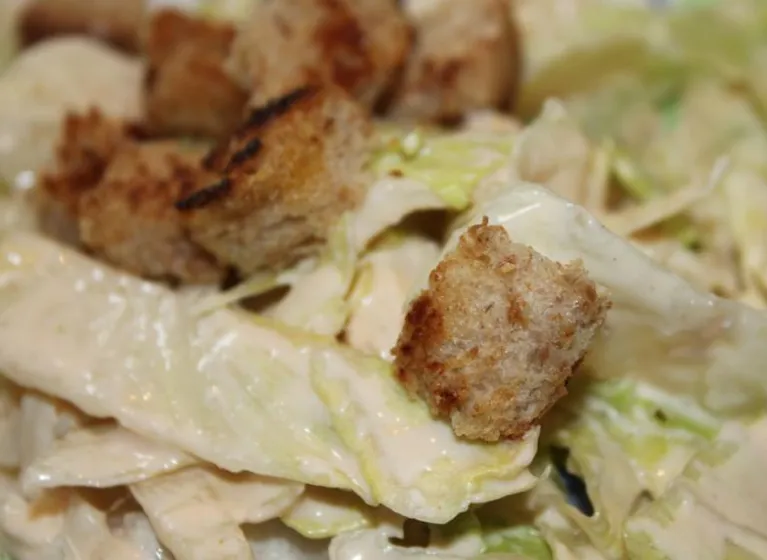 Eisbergsalat mit Croutons