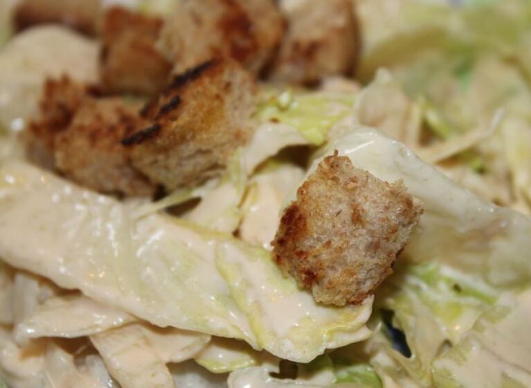 Eisbergsalat mit Croutons