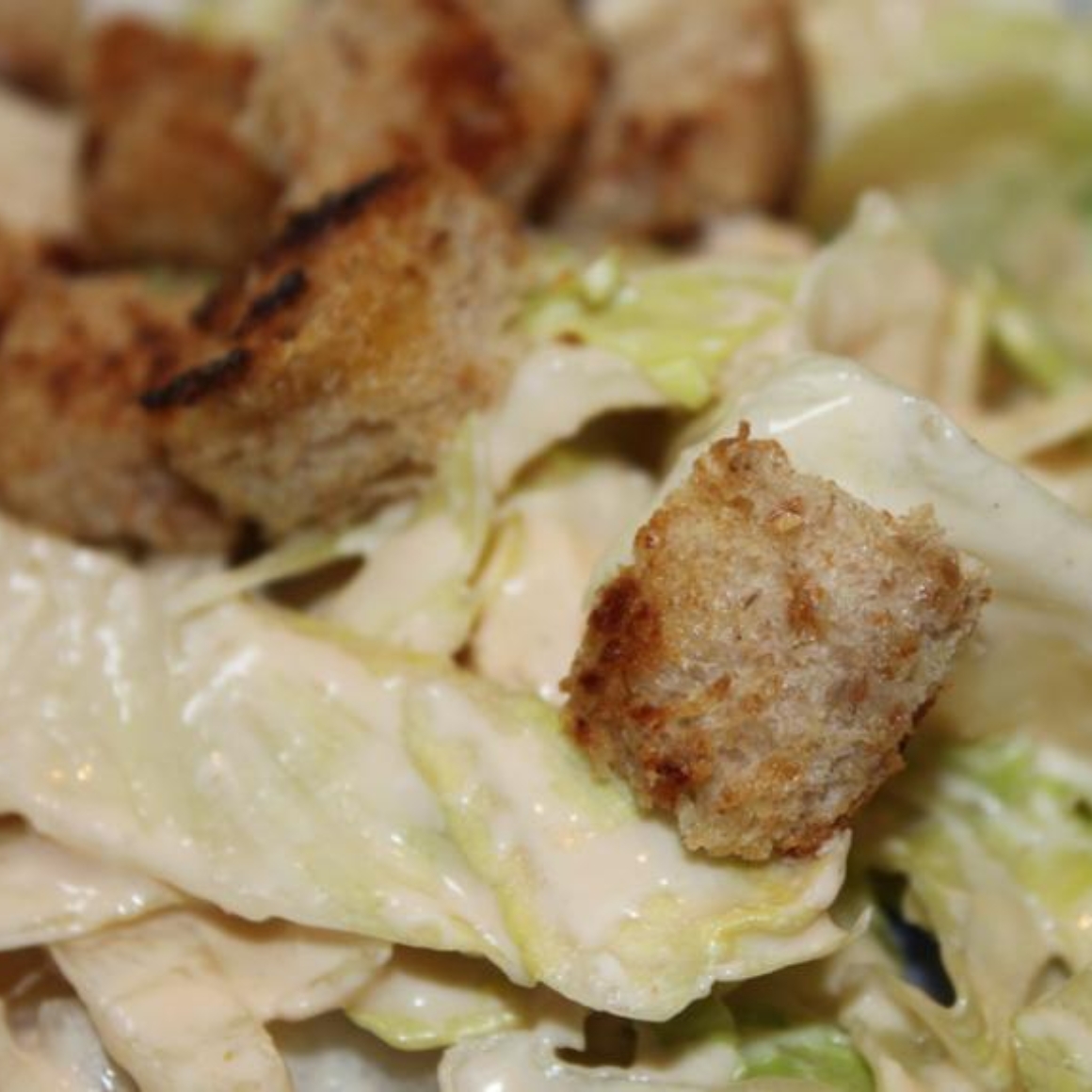 Eisbergsalat mit Croutons