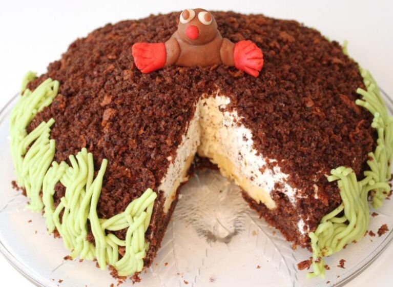 Maulwurfkuchen mit Marzipan-Maulwurf