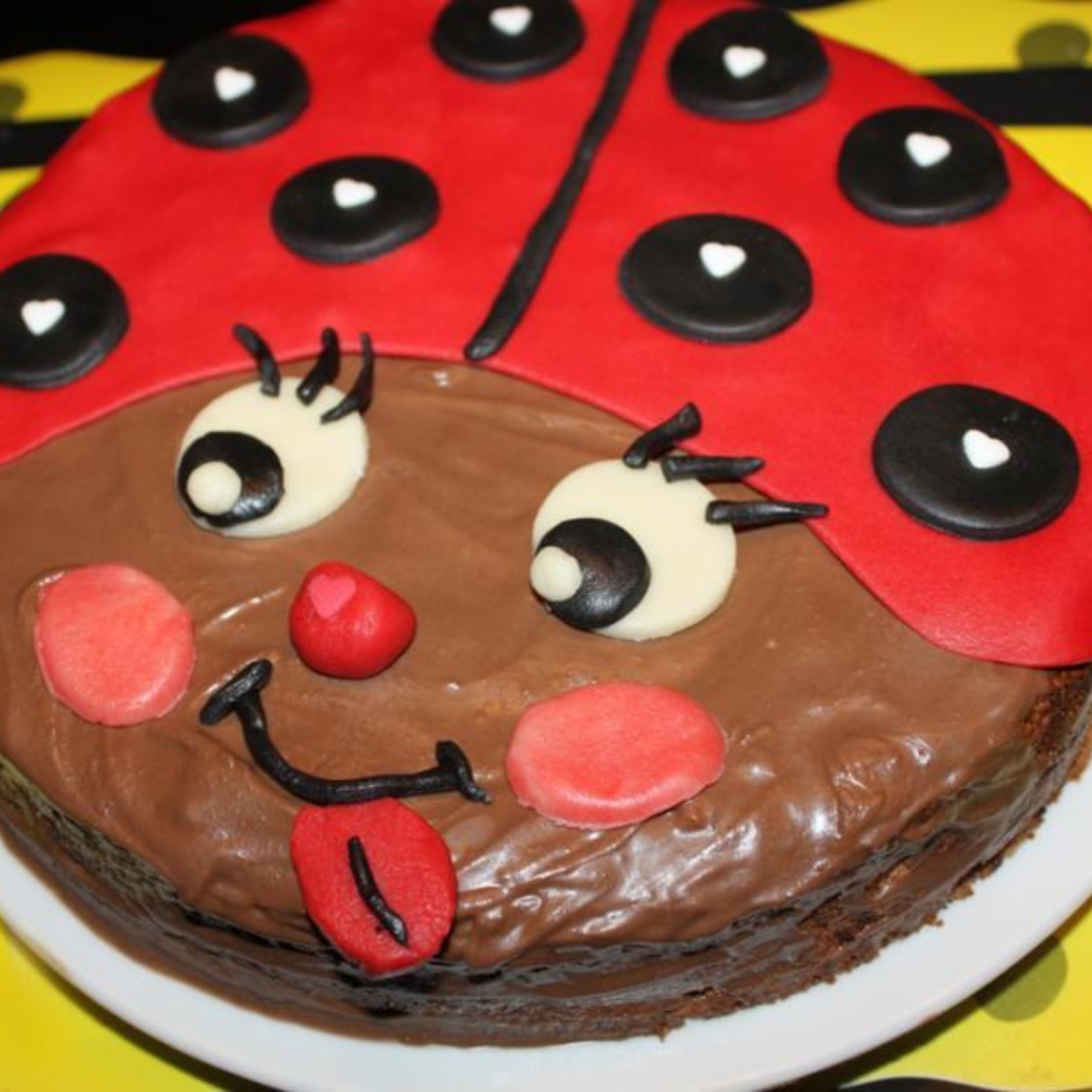 Schokoladenmarienkäfer-Kuchen