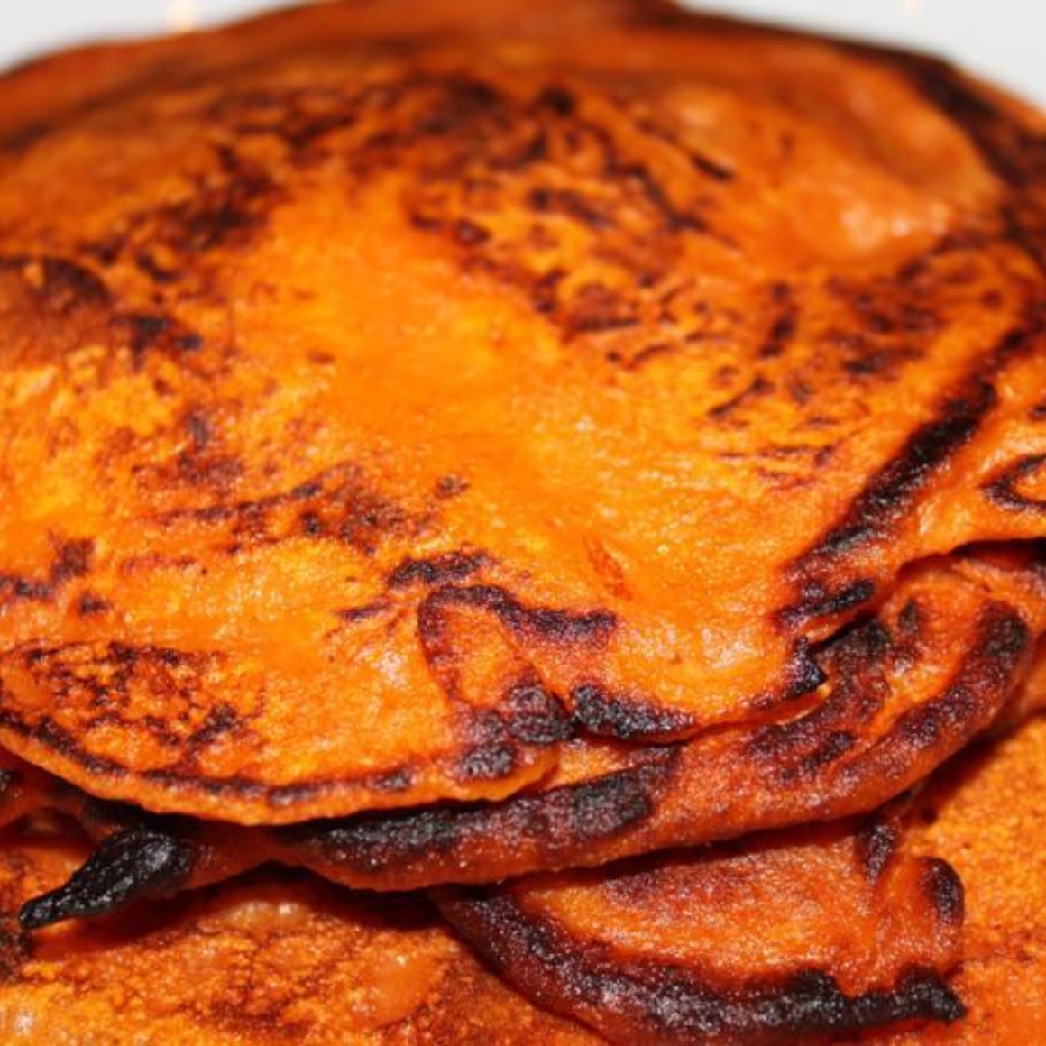 Tomatenpfannkuchen mit Basilikum