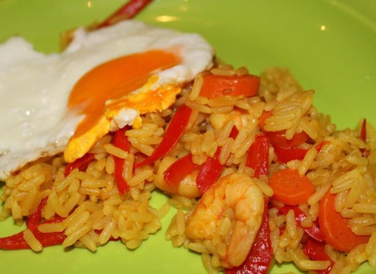 Reis mit Spiegeleiern und Shrimps