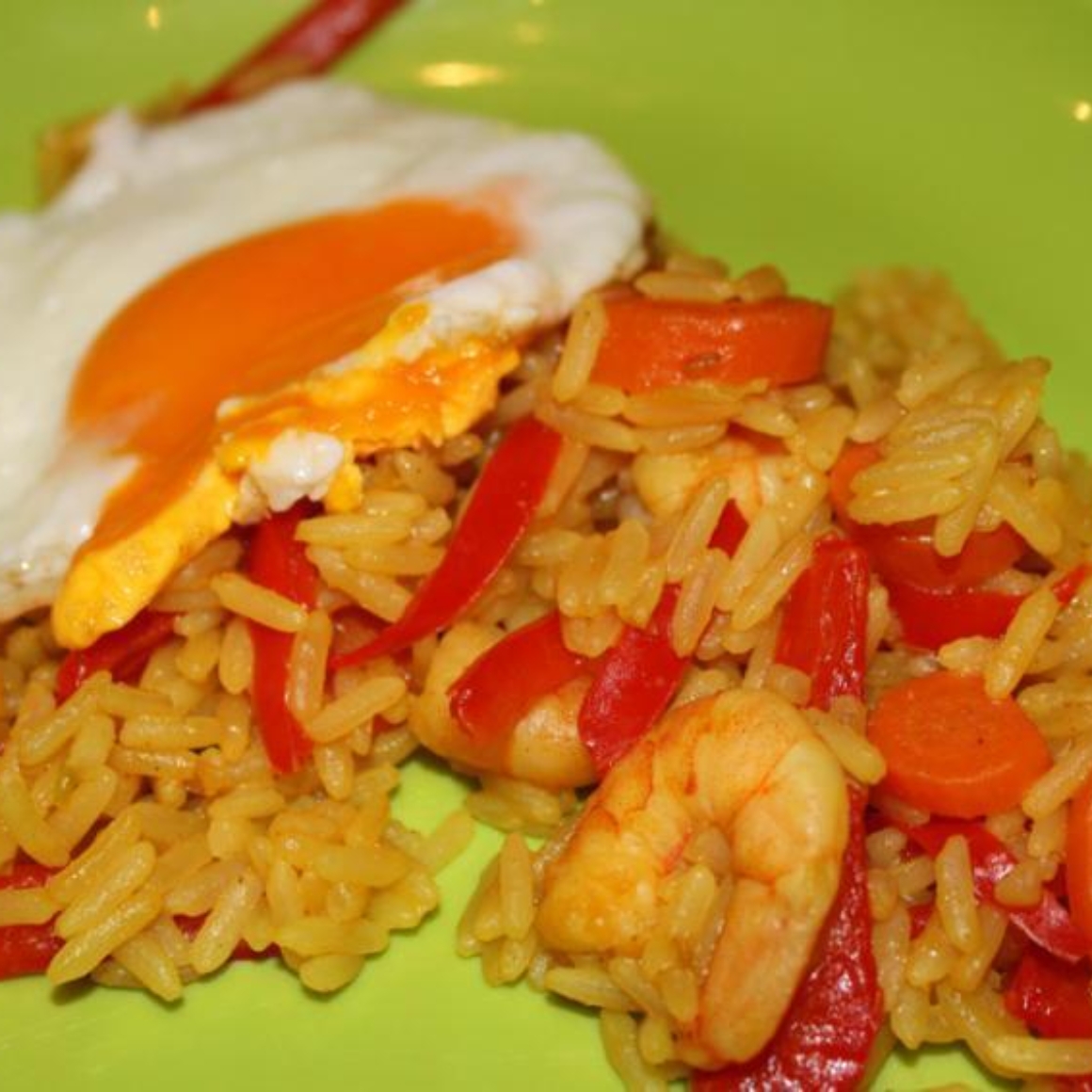 Reis mit Spiegeleiern und Shrimps