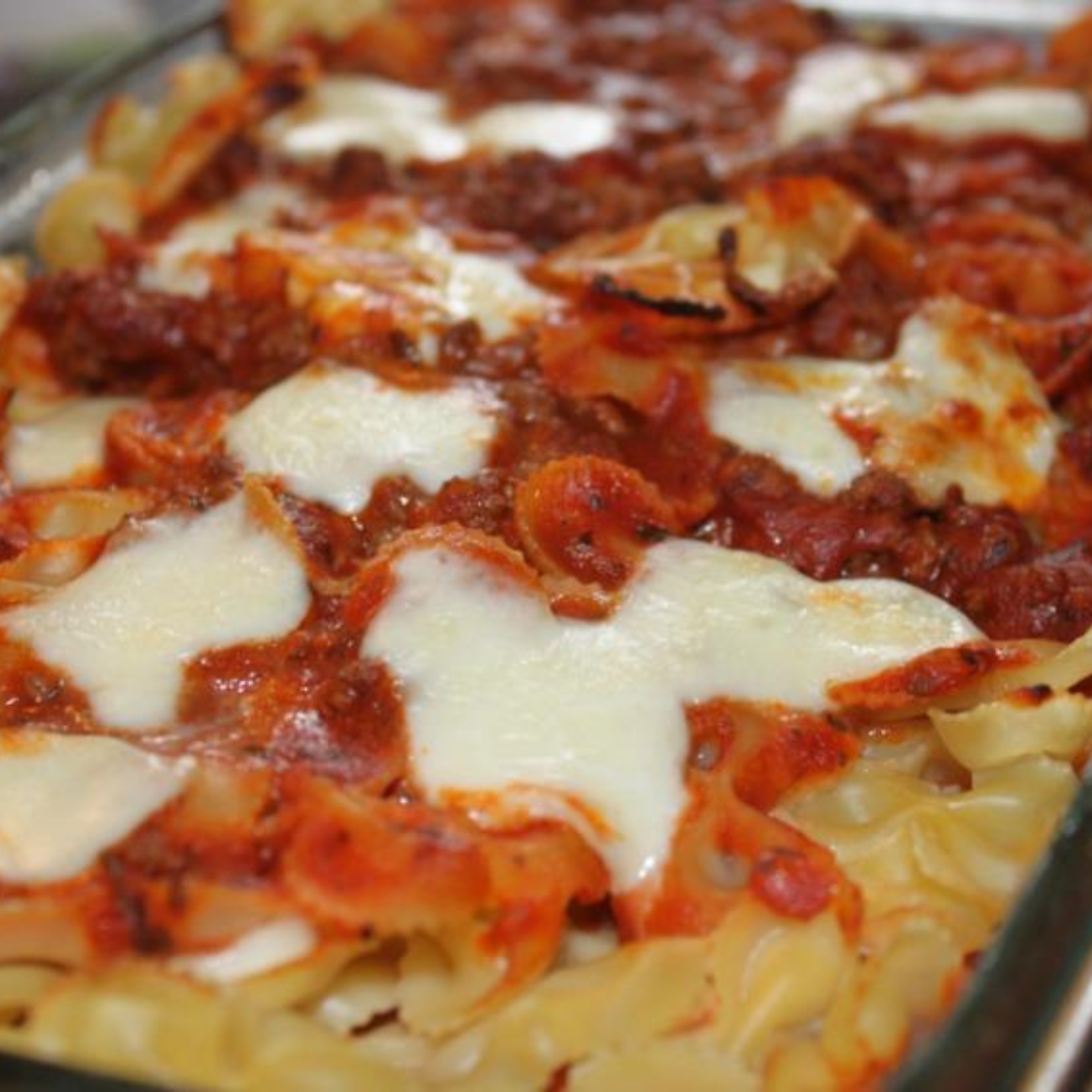 Überbackene Farfalle mit Hackfleischsauce