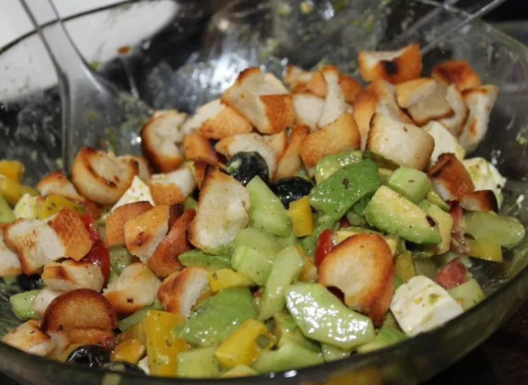 Griechischer Sommersalat mit Croutons