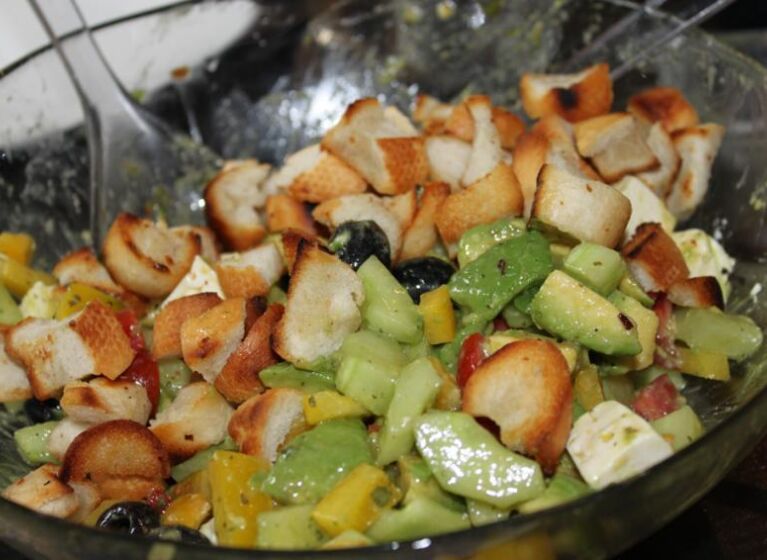 Griechischer Sommersalat mit Croutons