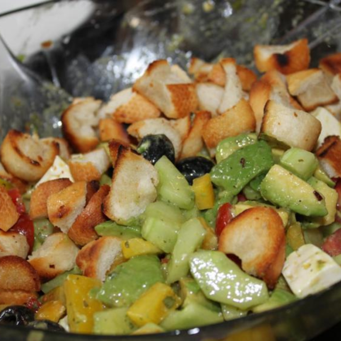 Griechischer Sommersalat mit Croutons