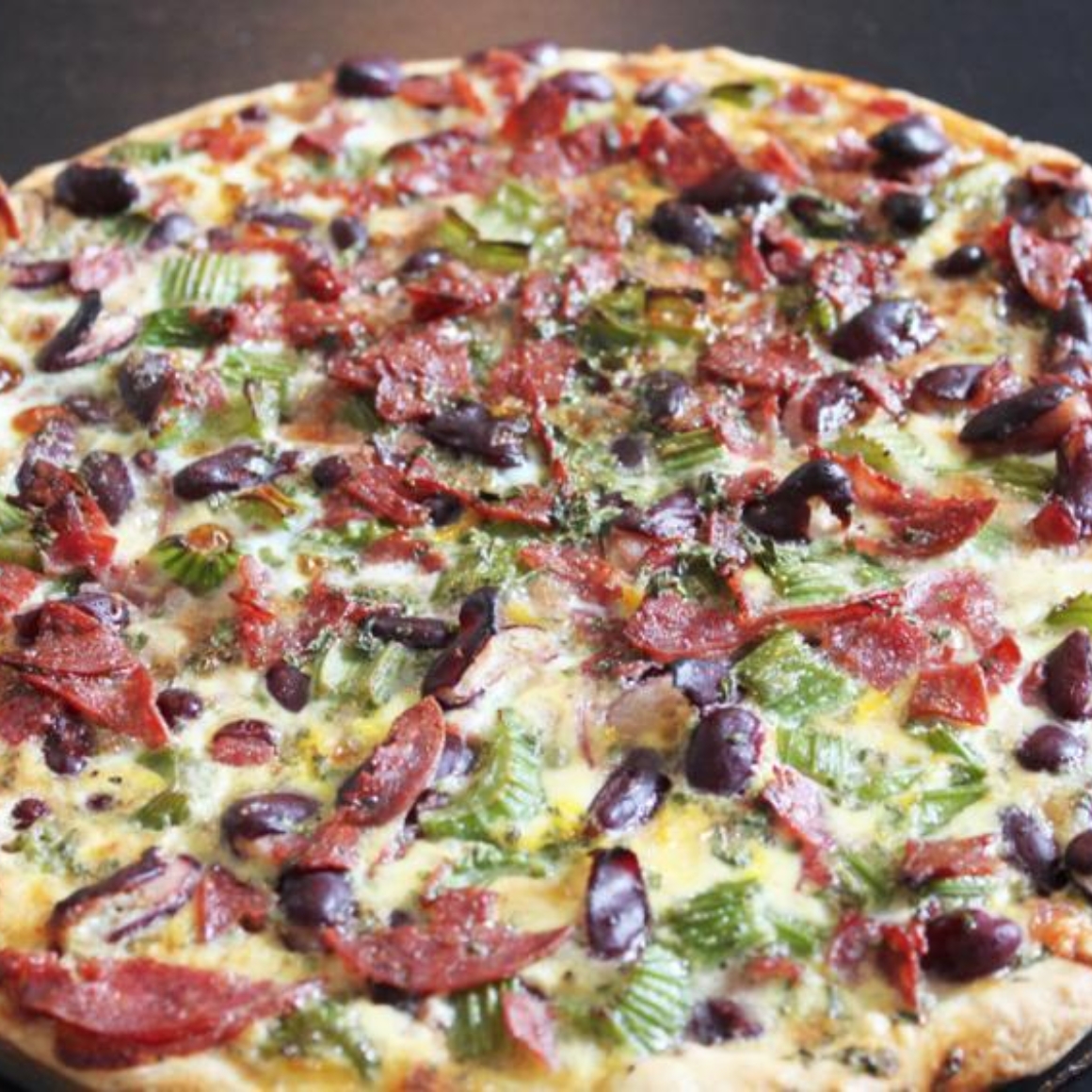 Quiche mit roten Bohnen und Salami