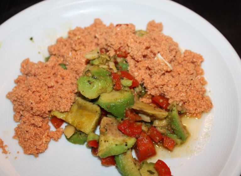 Tomatenrührei mit Avocado