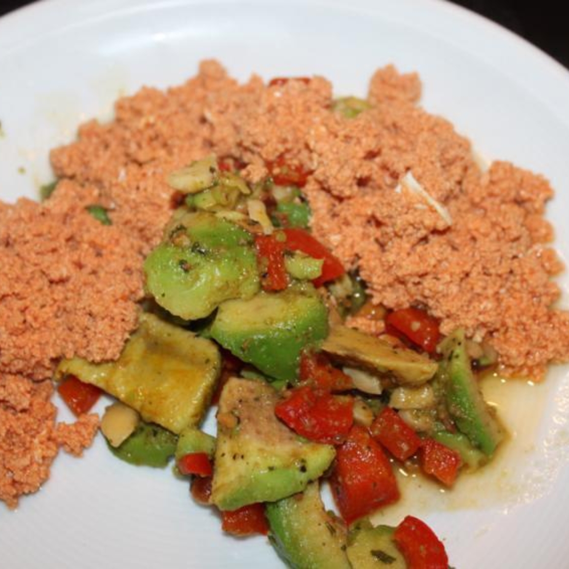 Tomatenrührei mit Avocado