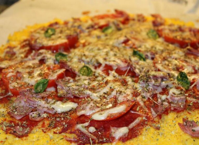 Maispizza mit Tomaten
