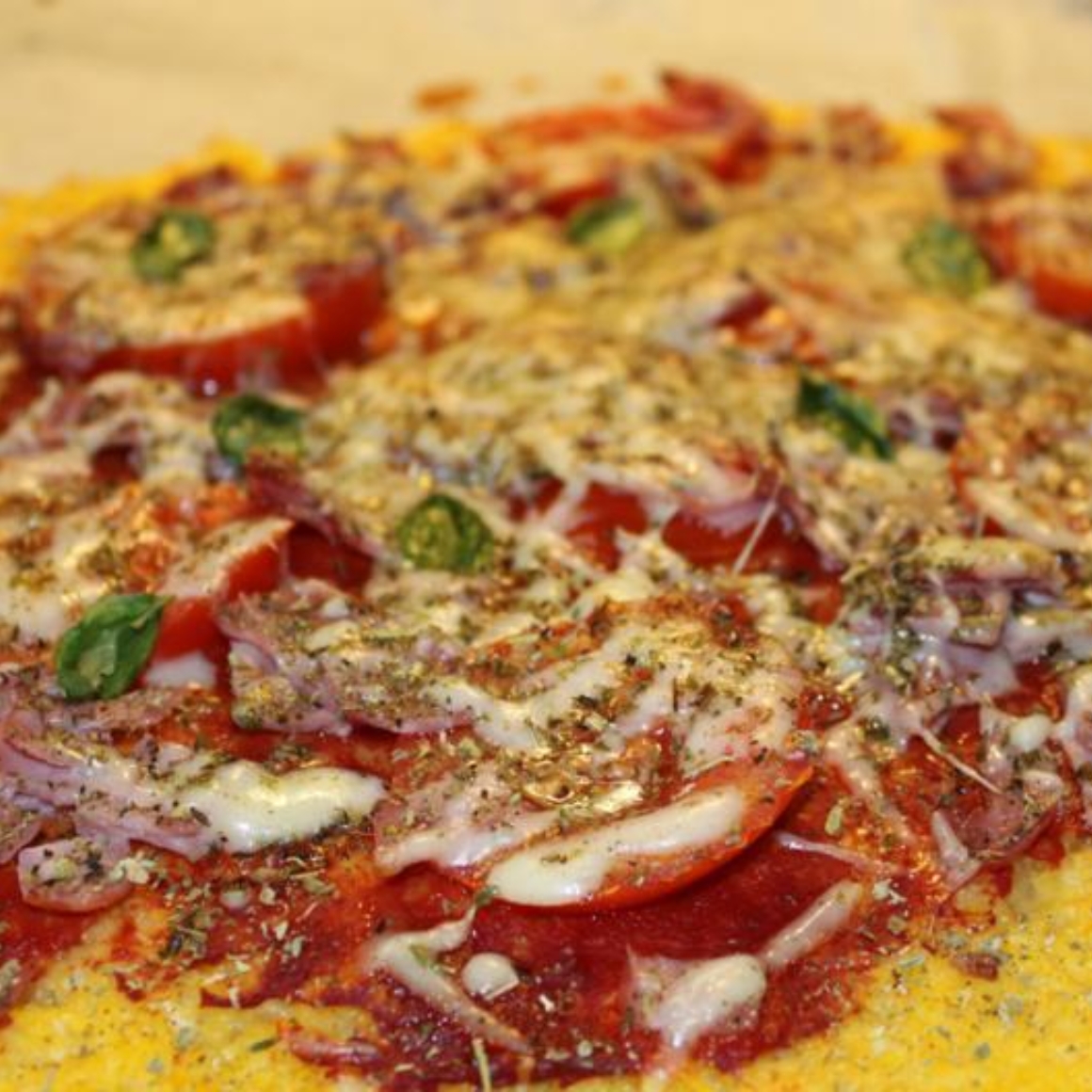 Maispizza mit Tomaten