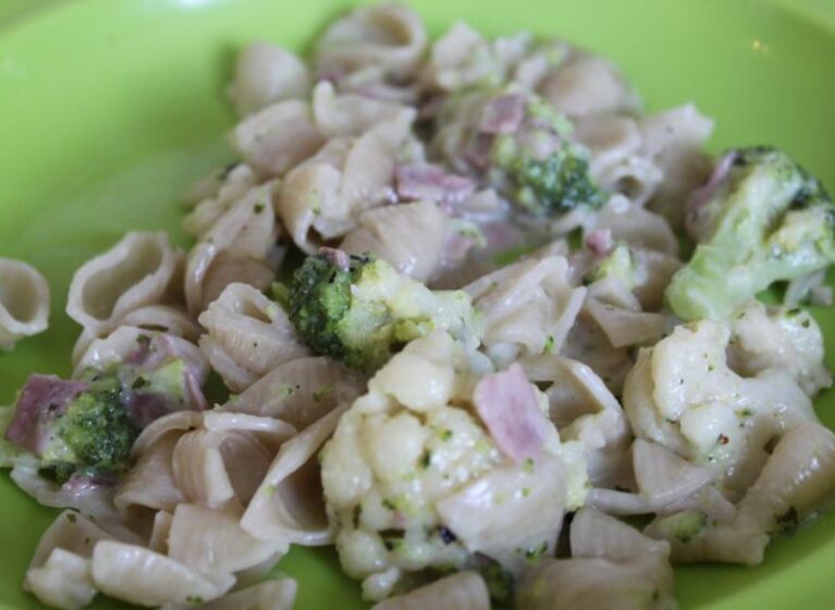 Pasta mit Blumenkohl und Schinken