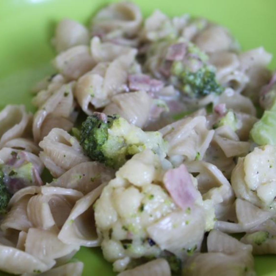Pasta mit Blumenkohl und Schinken