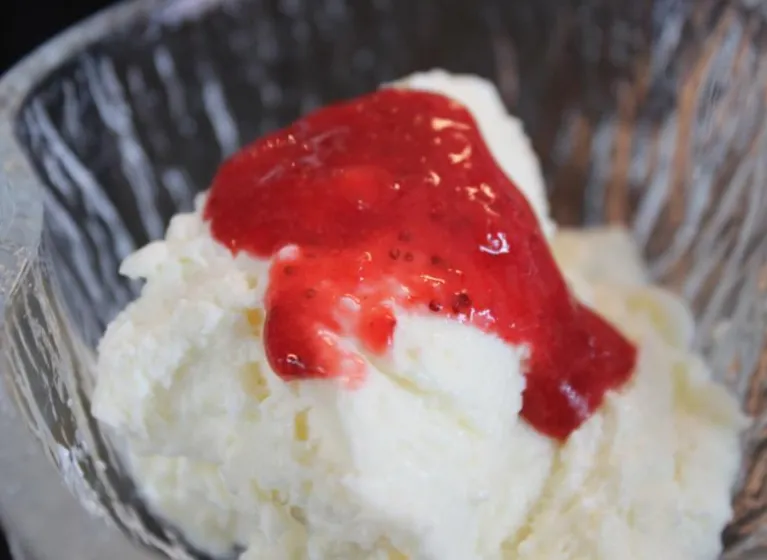 Weisse Schokoladenmousse mit Erdbeerpüree