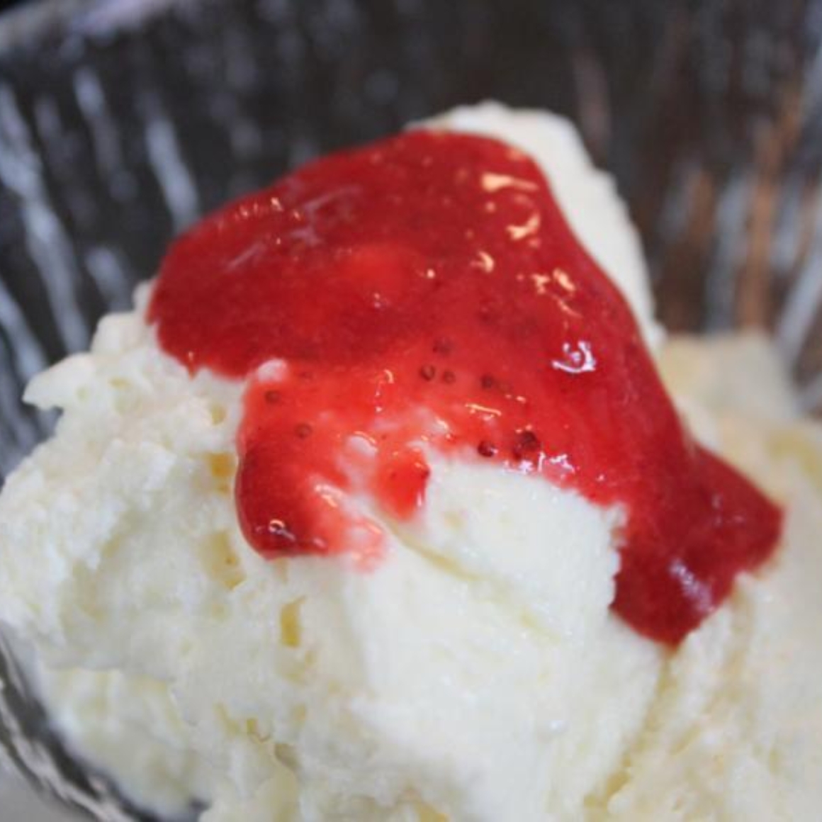 Weisse Schokoladenmousse mit Erdbeerpüree