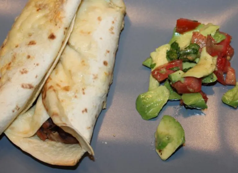 Quesadillas mit Bohnenmus und Avocadosalsa